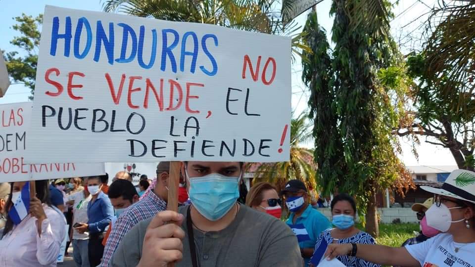 Las fuerzas vivas en la ciudad de La Ceiba, protestan este lunes sobre la avenida San Isidro contra la instalación de las Zonas de Empleo y Desarrollo Económico conocidas como (ZEDE).  Honduras no está en venta y mucho menos La Ceiba, dijo uno de los manifestantes
