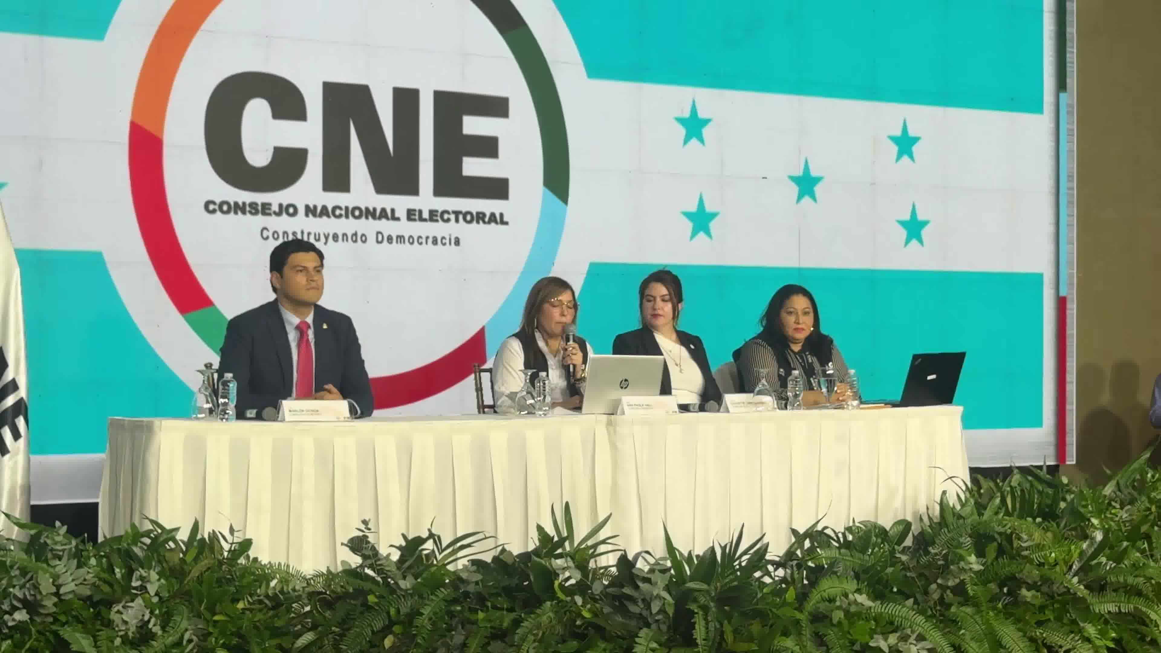 Honduras: The moment in the room when it's announced that the National Party, supported by Donald Trump, is ahead of all the others. 539,000 votes compared to Nasralla's 514,000 and the leftist ruling party's 250,000.