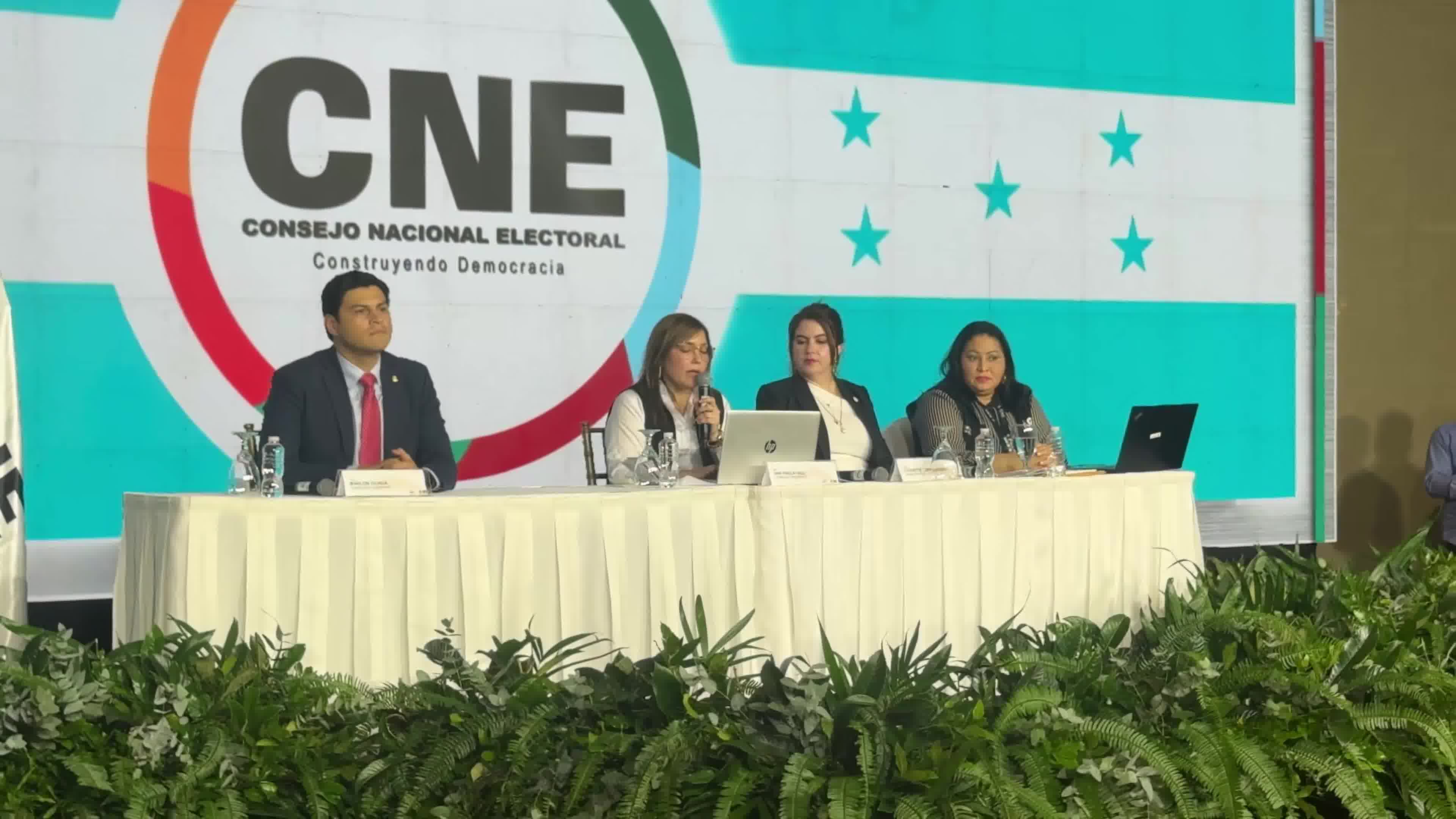 Honduras: The moment in the room when it's announced that the National Party, supported by Donald Trump, is ahead of all the others. 539,000 votes compared to Nasralla's 514,000 and the leftist ruling party's 250,000.