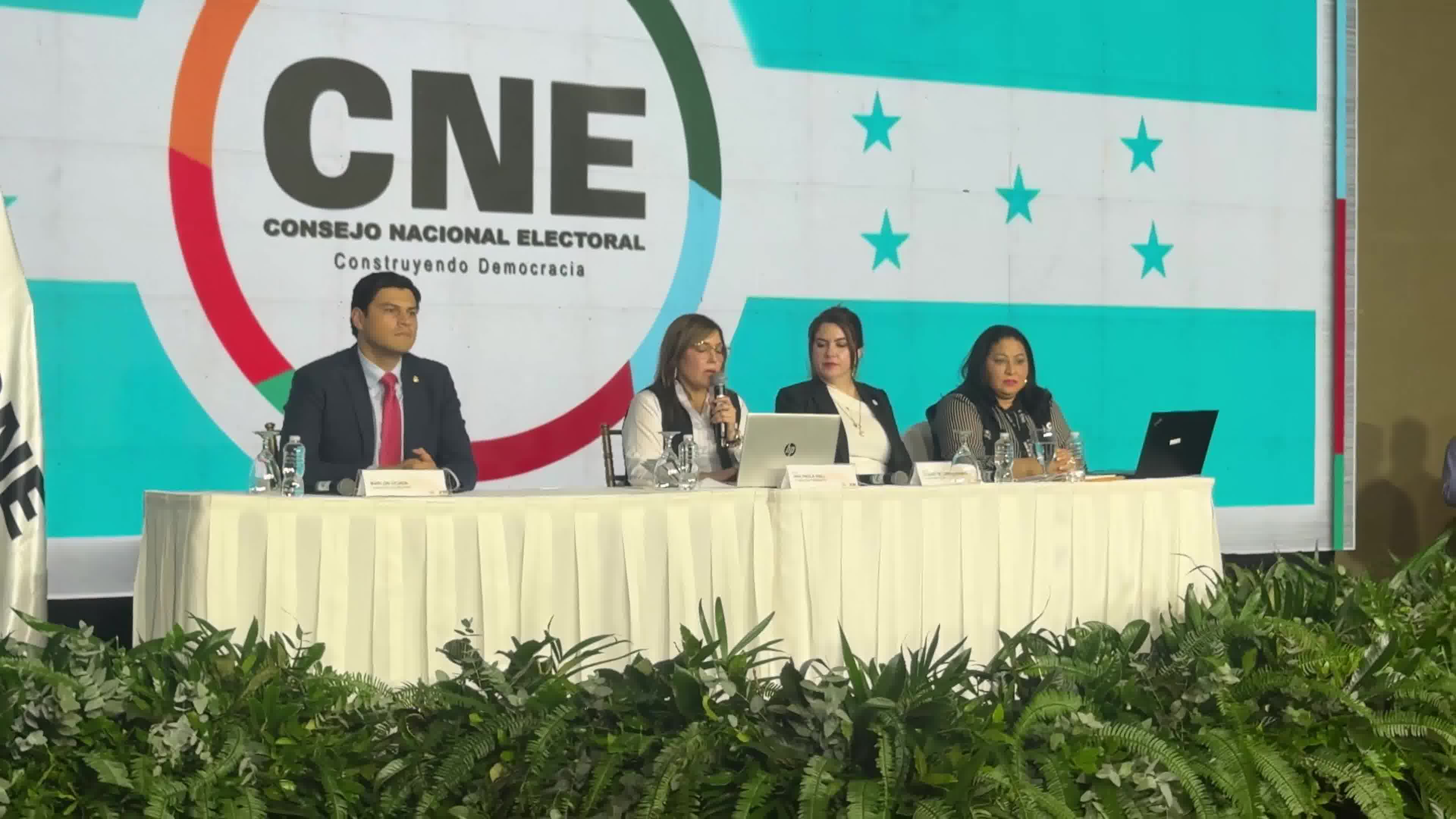 Honduras: The moment in the room when it's announced that the National Party, supported by Donald Trump, is ahead of all the others. 539,000 votes compared to Nasralla's 514,000 and the leftist ruling party's 250,000.