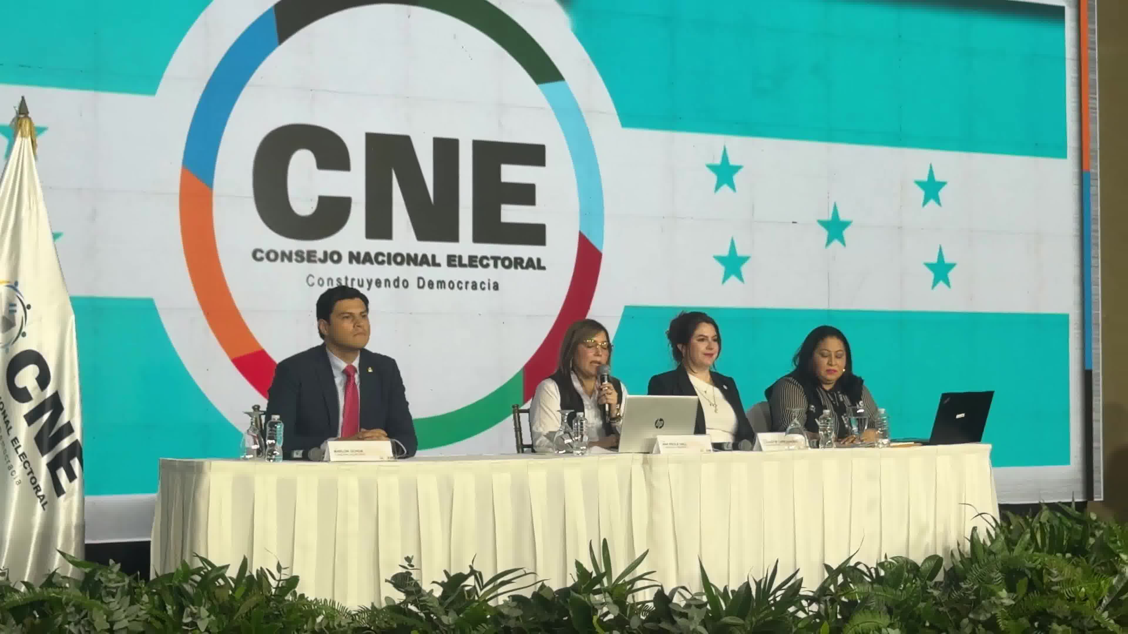 Honduras: The moment in the room when it's announced that the National Party, supported by Donald Trump, is ahead of all the others. 539,000 votes compared to Nasralla's 514,000 and the leftist ruling party's 250,000.