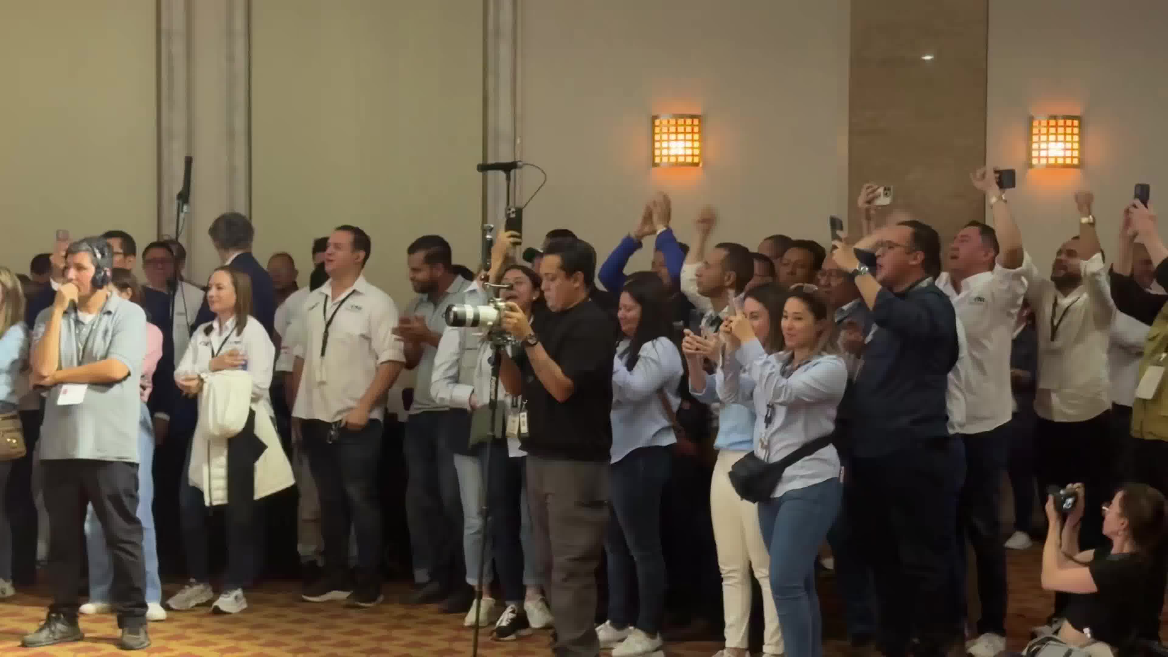 Honduras: The moment in the room when it's announced that the National Party, supported by Donald Trump, is ahead of all the others. 539,000 votes compared to Nasralla's 514,000 and the leftist ruling party's 250,000.