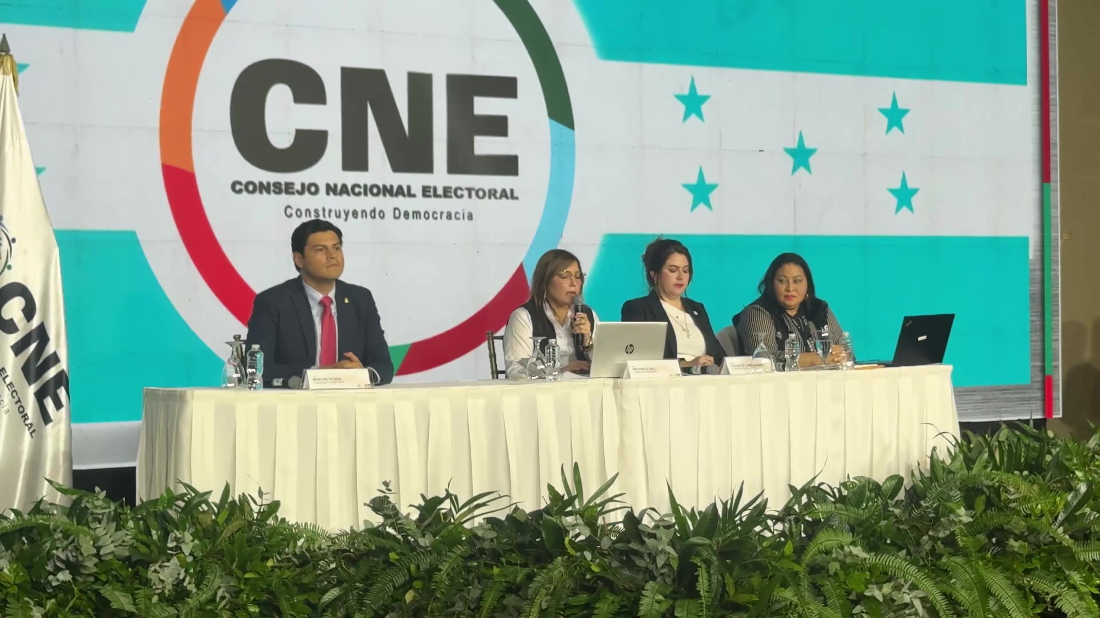 Honduras: The moment in the room when it's announced that the National Party, supported by Donald Trump, is ahead of all the others. 539,000 votes compared to Nasralla's 514,000 and the leftist ruling party's 250,000.